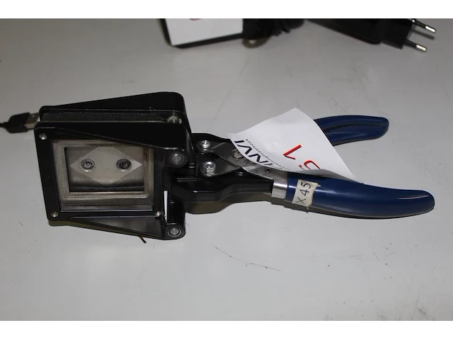 Pasfotoknipper 35 x 45 mm. - afbeelding 1 van  2