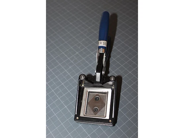 Pasfotoknipper 35 x 45 mm. - afbeelding 2 van  2
