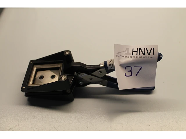 Vier zwarte, zes aluminiumkleurig mat en negen aluminiumkleurige fotolijsten 40 x 40 cm. - afbeelding 1 van  4