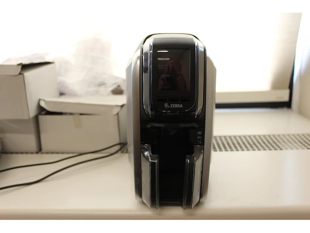 Pasjesprinter zebra zc300 met pasjes, houders en card printer ribbon - afbeelding 2 van  4