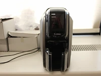 Pasjesprinter zebra zc300 met pasjes, houders en card printer ribbon - afbeelding 2 van  4