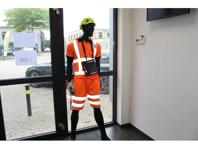 Paspop met enkele beschadigingen, incl. aankleding. hoogte 190cm - afbeelding 1 van  2