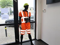 Paspop met enkele beschadigingen, incl. aankleding. hoogte 190cm - afbeelding 1 van  2