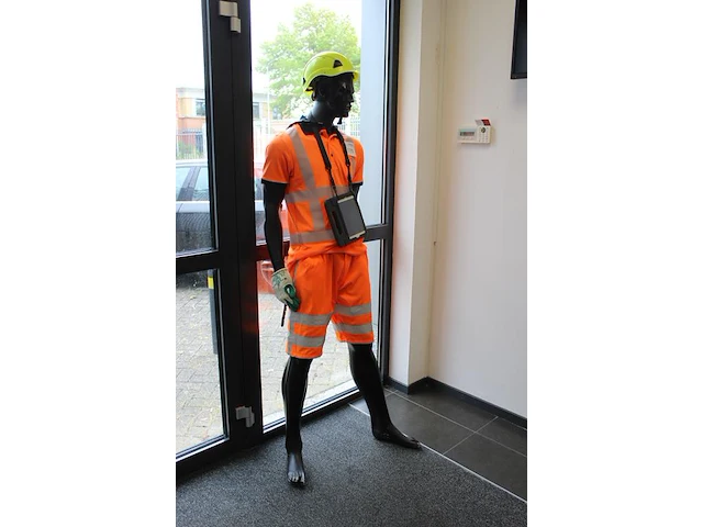 Paspop met enkele beschadigingen, incl. aankleding. hoogte 190cm - afbeelding 2 van  2