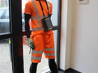 Paspop met enkele beschadigingen, incl. aankleding. hoogte 190cm - afbeelding 2 van  2