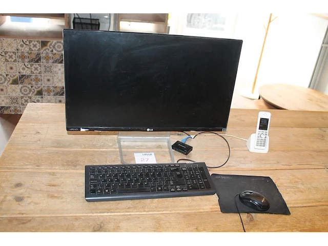 Pc-opstelling bestaande uit game pc medion md 34524 erazer p67066 mt39 met monitor lg 24 inch, toetsenbord ... - afbeelding 2 van  3