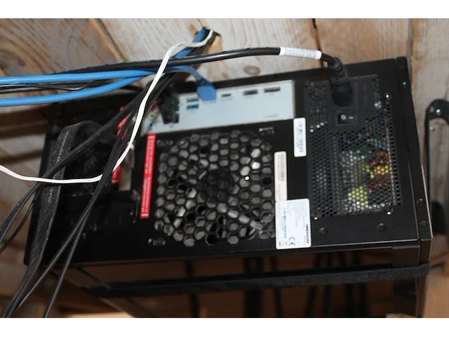 Pc-opstelling bestaande uit game pc medion md 34524 erazer p67066 mt39 met monitor lg 24 inch, toetsenbord ... - afbeelding 3 van  3