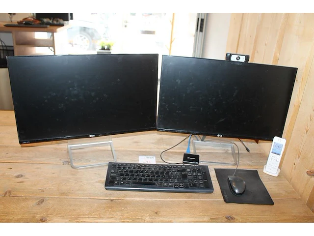Pc-opstelling bestaande uit game pc medion md 34524 erazer p67066 mt39 met twee monitoren lg 24 inch, toets... - afbeelding 1 van  3