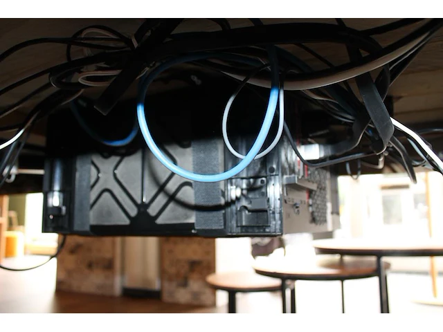 Pc-opstelling bestaande uit game pc medion md 34524 erazer p67066 mt39 met twee monitoren lg 24 inch, toets... - afbeelding 2 van  3