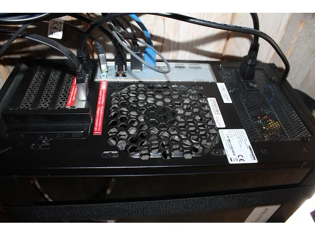 Pc-opstelling bestaande uit game pc medion md 34524 erazer p67066 mt39 met twee monitoren lg 24 inch, toets... - afbeelding 3 van  3