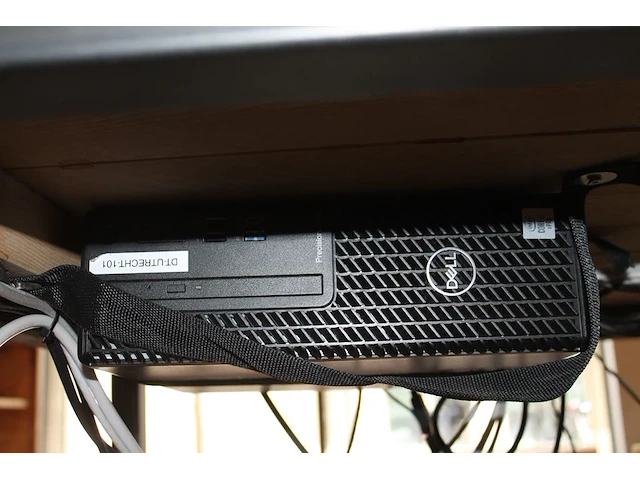 Pc-opstelling bestaande uit pc dell vpro precision 3440 met monitor lg 24 inch, toetsenbord en muis. servic... - afbeelding 2 van  4