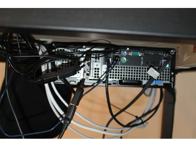 Pc-opstelling bestaande uit pc dell vpro precision 3440 met monitor lg 24 inch, toetsenbord en muis. servic... - afbeelding 3 van  4