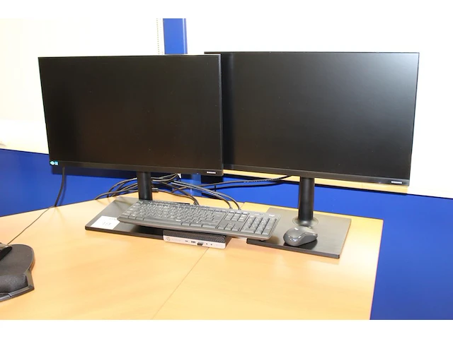 Pc opstelling hp elitedesk 800 g4 dm 35 w thin client met twee 24 inch monitoren samsung toetsenbord en muis. - afbeelding 1 van  2