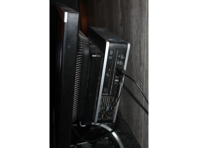 Pc opstelling hp met monitor, toetsenbord en muis. 4gb werkgeheugen, 120 gb harde schijf. - afbeelding 2 van  2