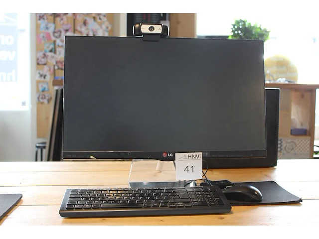 Pc opstelling lenovo legion i7-8700 cpu, 16 gb ram geheugen en 2tb harde schijf met een 23 inch lg monitor ... - afbeelding 1 van  4