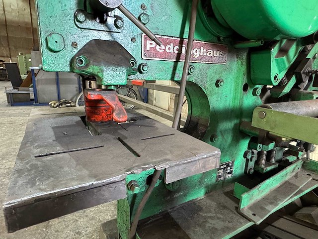 Peddinghaus 210a/13 gecombineerde profielstaalschaar met pons, vlakstaalschaar, staafstaalschaar, profielstaalschaar, en uitklinkapparaat - afbeelding 10 van  15