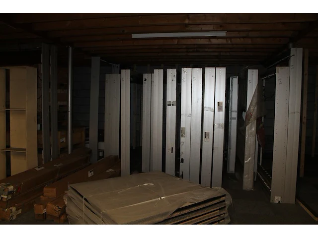 Peesframes in diverse maten en uitvoeringen, ruim 30 stuks. voornamelijk dubbelzijdig met verlichting - afbeelding 1 van  3