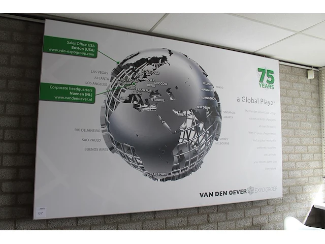 Peeslijst met verlichting en doek met reclameopdruk. afmeting 240 x 150 x 12 cm - afbeelding 1 van  2