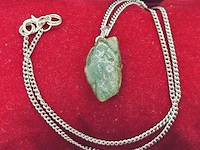 Pendant ketting met natuurlijke 32ct emerald steen - afbeelding 1 van  4