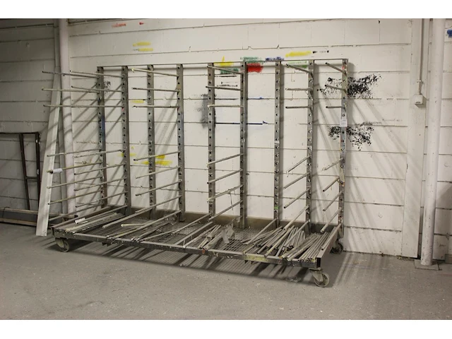 Pennenwagen. afmeting 275 x 100 x 192 cm. - afbeelding 2 van  2