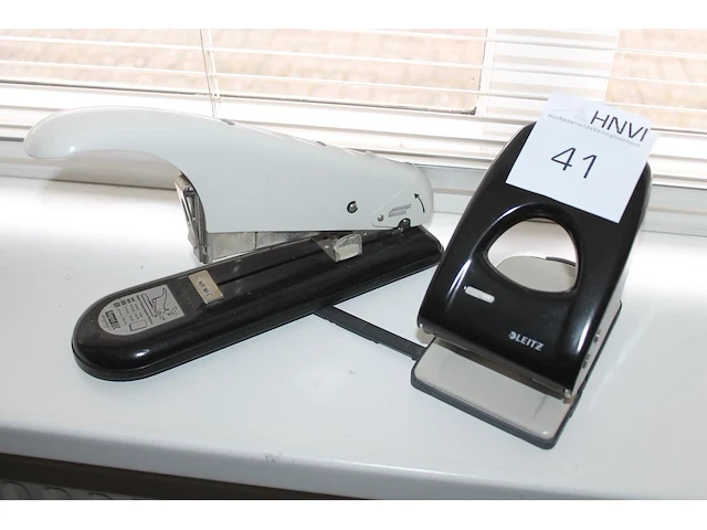 Perforator en nietmachine. - afbeelding 1 van  1