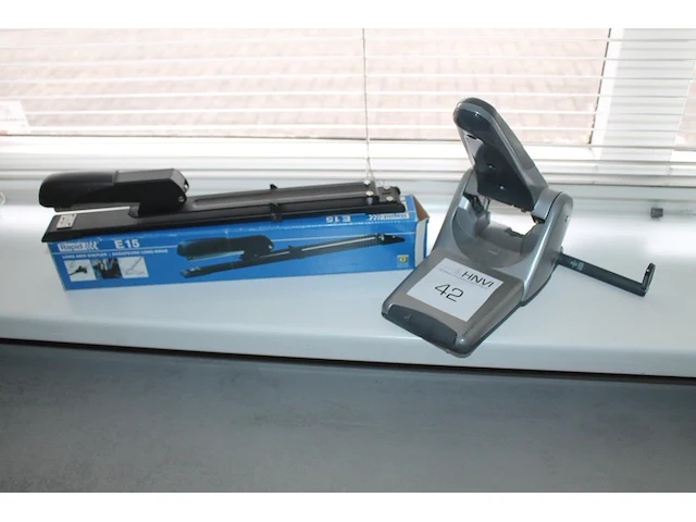 Perforator en nietmachine. - afbeelding 1 van  1