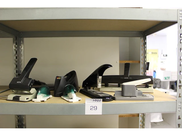 Perforatoren en nietmachines op schap. totaal 9 stuks - afbeelding 1 van  4