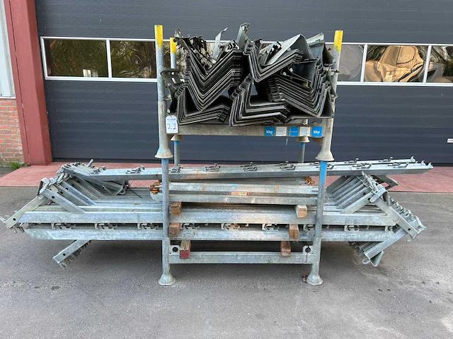 Peri up stalen steigertrap (13x) - afbeelding 1 van  9