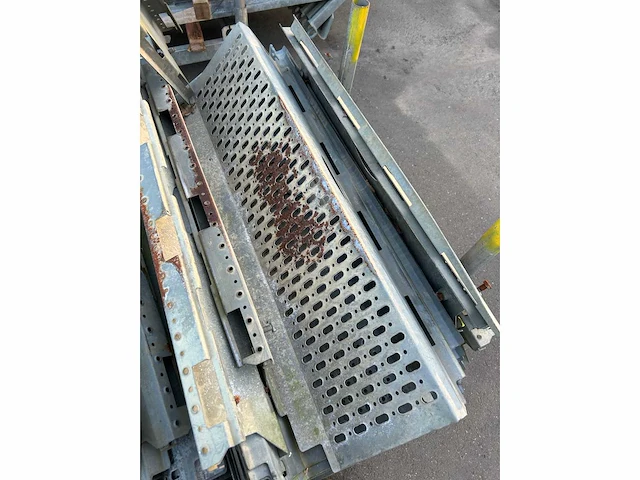 Peri up stalen steigertrap (13x) - afbeelding 6 van  9