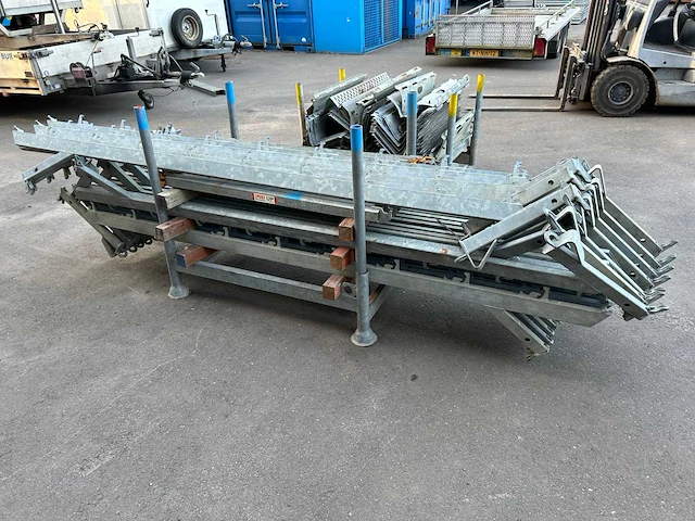 Peri up stalen steigertrap (13x) - afbeelding 8 van  9