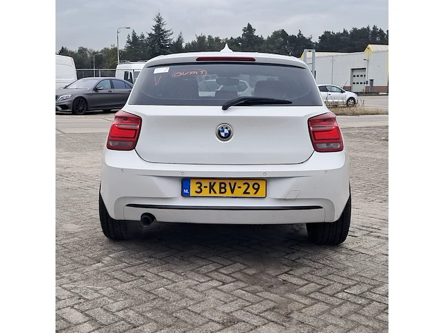 Personenauto bmw, 1-serie 114i, wit, bouwjaar 2013 - afbeelding 28 van  31