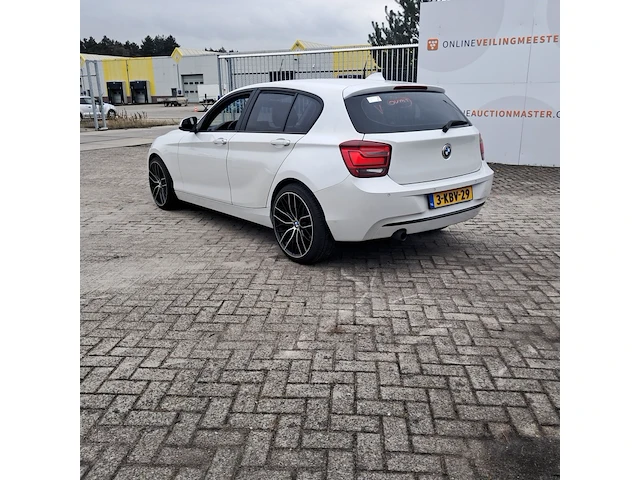 Personenauto bmw, 1-serie 114i, wit, bouwjaar 2013 - afbeelding 29 van  31