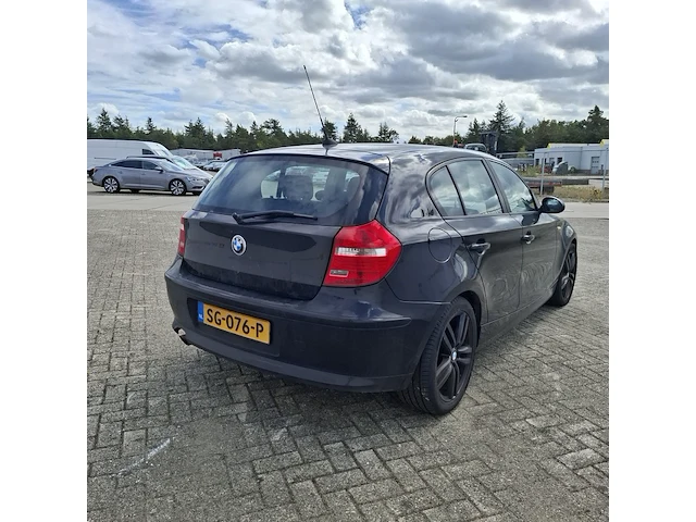 Personenauto bmw, 1 serie 116i, zwart, bouwjaar 2009 - afbeelding 21 van  134