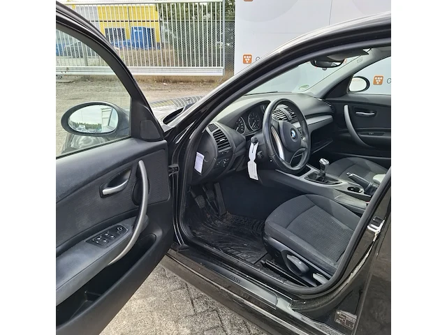 Personenauto bmw, 1 serie 116i, zwart, bouwjaar 2009 - afbeelding 31 van  134