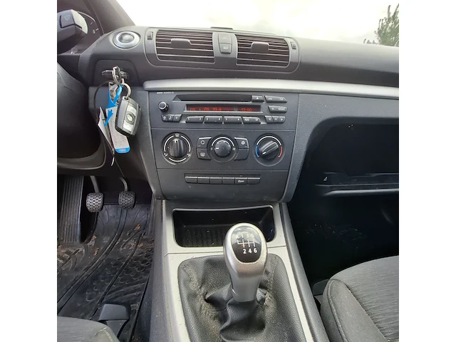 Personenauto bmw, 1 serie 116i, zwart, bouwjaar 2009 - afbeelding 37 van  134