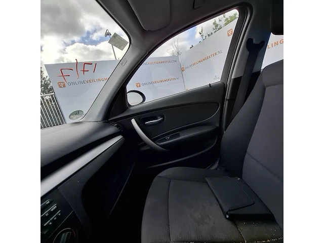 Personenauto bmw, 1 serie 116i, zwart, bouwjaar 2009 - afbeelding 38 van  134