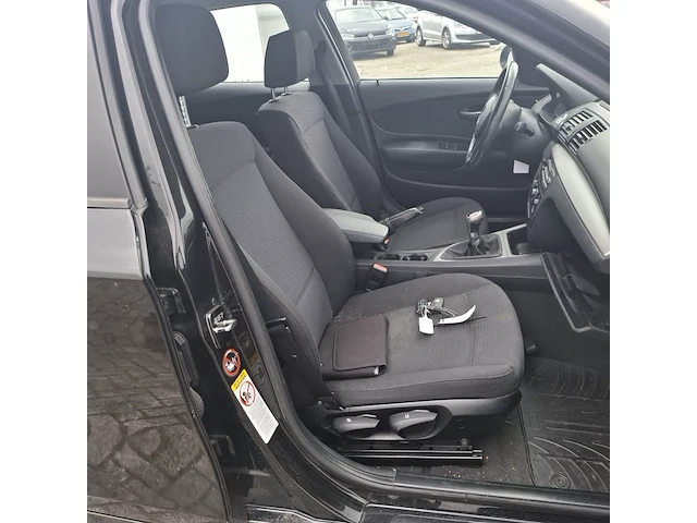 Personenauto bmw, 1 serie 116i, zwart, bouwjaar 2009 - afbeelding 62 van  134
