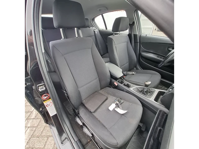 Personenauto bmw, 1 serie 116i, zwart, bouwjaar 2009 - afbeelding 63 van  134