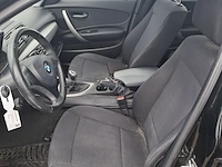 Personenauto bmw, 1 serie 116i, zwart, bouwjaar 2009 - afbeelding 99 van  134