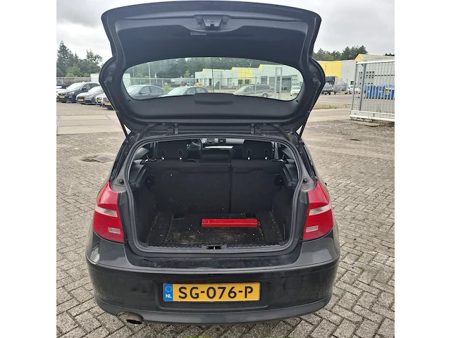 Personenauto bmw, 1 serie 116i, zwart, bouwjaar 2009 - afbeelding 117 van  134