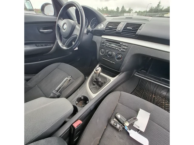 Personenauto bmw, 1 serie 116i, zwart, bouwjaar 2009 - afbeelding 126 van  134