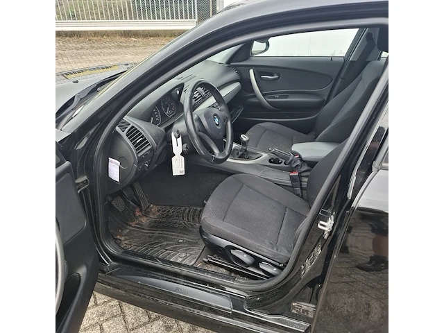 Personenauto bmw, 1 serie 116i, zwart, bouwjaar 2009 - afbeelding 124 van  134