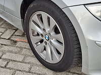 Personenauto bmw, 1-serie 120i, grijs, bouwjaar 2006 - afbeelding 2 van  56