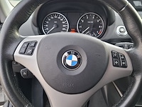 Personenauto bmw, 1-serie 120i, grijs, bouwjaar 2006 - afbeelding 9 van  56