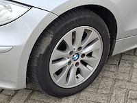 Personenauto bmw, 1-serie 120i, grijs, bouwjaar 2006 - afbeelding 56 van  56