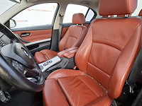 Personenauto bmw, 3-serie 320i, grijs, bouwjaar 2009 - afbeelding 2 van  44