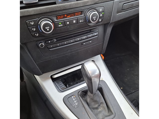 Personenauto bmw, 3-serie 320i, grijs, bouwjaar 2009 - afbeelding 7 van  44