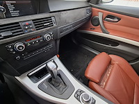 Personenauto bmw, 3-serie 320i, grijs, bouwjaar 2009 - afbeelding 8 van  44