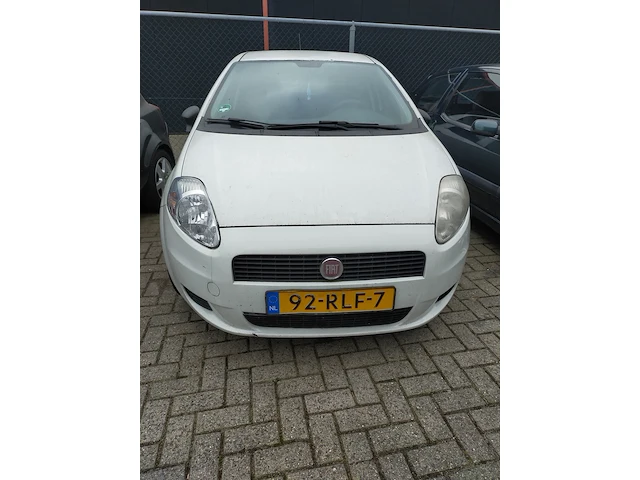Personenauto fiat, punto, wit, bouwjaar 2011 - afbeelding 1 van  7