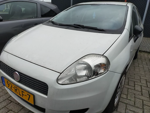 Personenauto fiat, punto, wit, bouwjaar 2011 - afbeelding 2 van  7